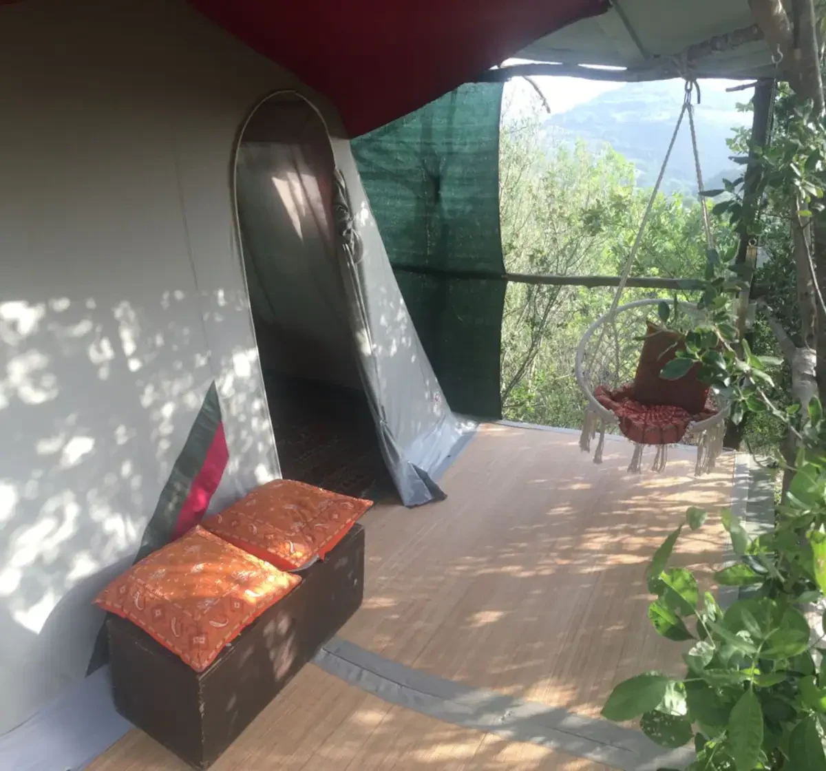 La terrazza nel verde con una poltrona sospesa